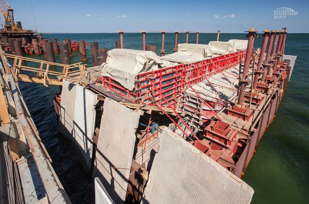 Создание первой опоры завершается на строительстве Крымского моста