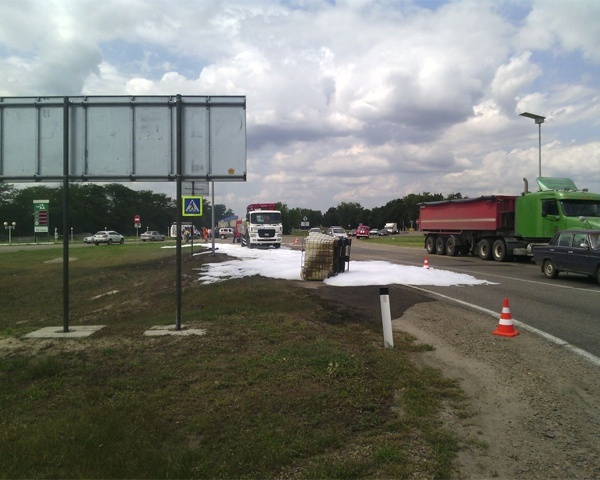 В результате ДТП соляная кислота залила трассу М29 