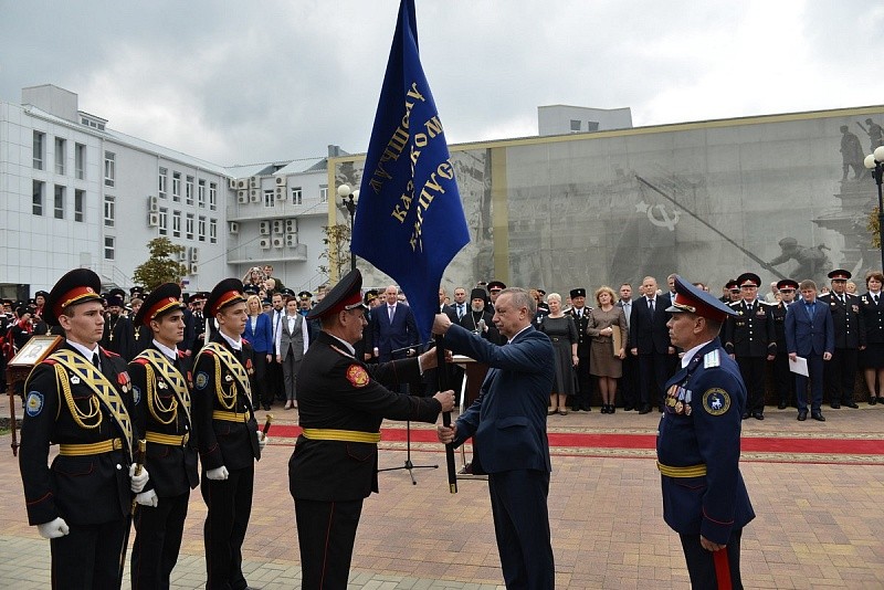 В Новороссийске прошла торжественная церемония передачи переходящего Знамени Президента РФ Новороссийскому казачьему кадетскому корпусу