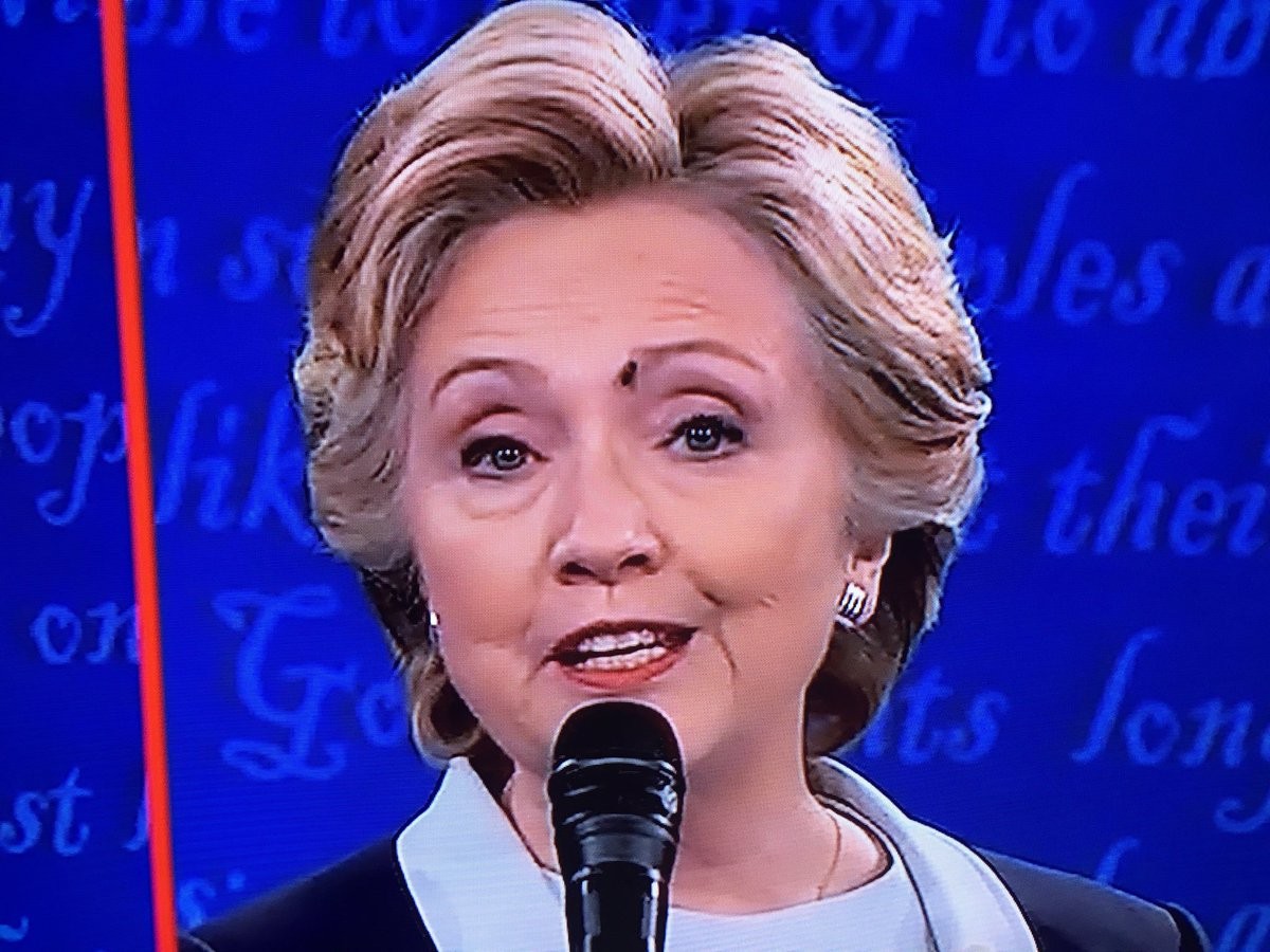 Севшую на лицо Клинтон во время теледебатов муху назвали 