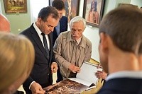 Губернатор посетил выставку летописца кубанского казачества Геннадия Квашуры
