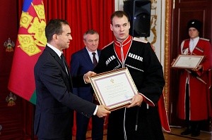 В честь юбилея губернатор наградил лучших казаков Почетного караула Кубанского казачьего войска ОБНОВЛЕНО