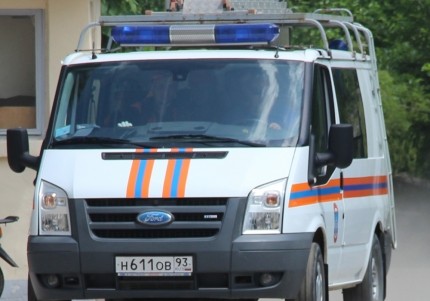 Легковой автомобиль под управлением местного жителя в Подмосковье въехал в группу военнослужащих
