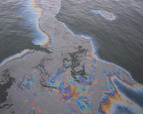 Пятно нефтепродуктов размером 10 кв м выявлено в акватории порта Ейска