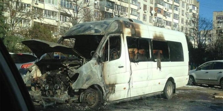 В Краснодаре начали гореть автомобили, припаркованные на улицах на ночь
