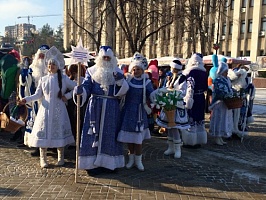 В Краснодаре прошел парад Дедов Морозов и Снегурочек