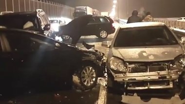 На Елизаветинском мосту, на въезде в Краснодар, в ДТП попали порядка 20 авто