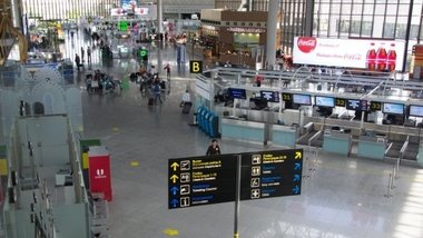 СМИ сообщают о массовых задержках и отменах рейсов в аэропортах Москвы