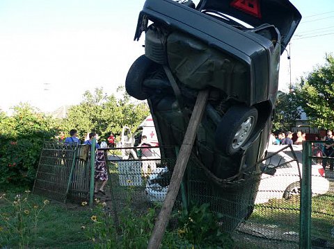 В Кореновске иномарку в результате столкновения с другим автомобилем выкинуло на забор домовладения