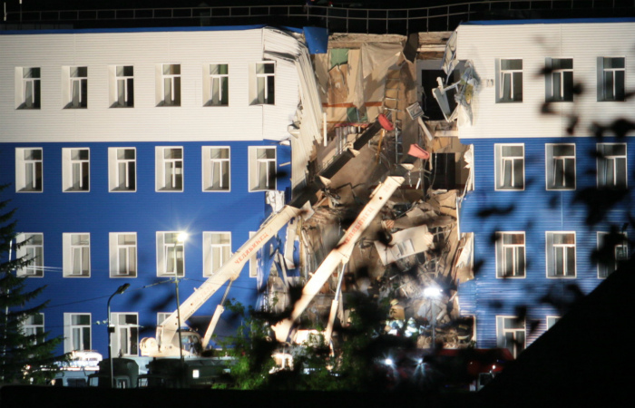 В Омске, где частично обрушилась казарма, из-под завалов извлечен 21 человек
