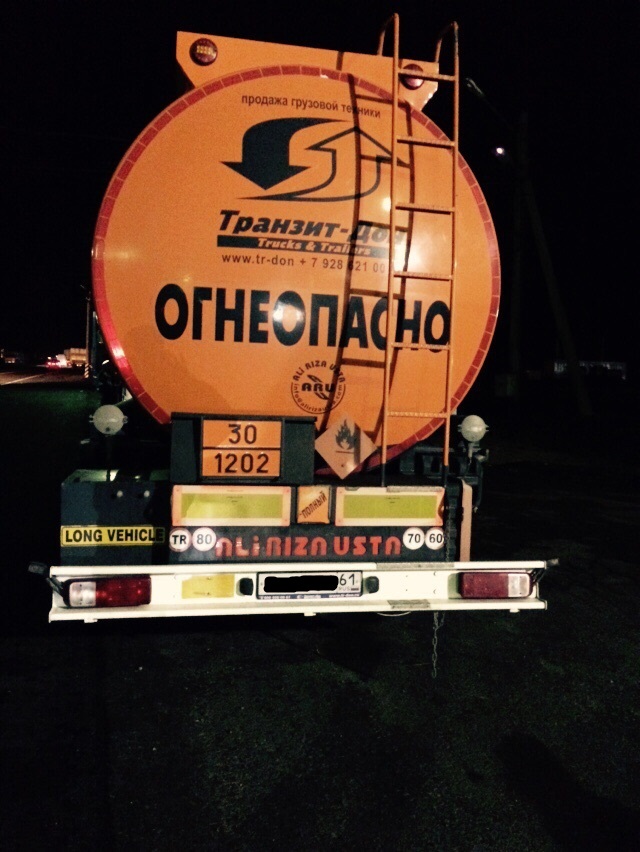 На въезде в Краснодар на трассе перевернулся бензовоз