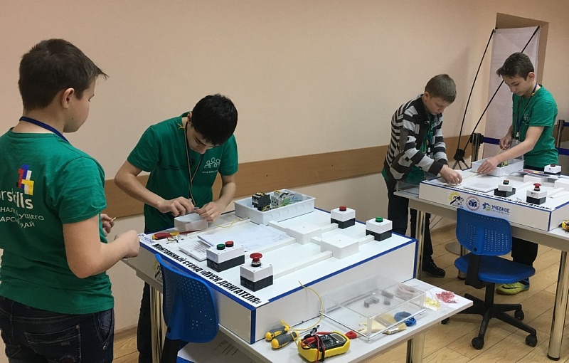 В ходе чемпионата на Кубани ребята создали робота для сортировки «товара» на складе