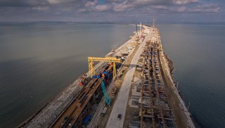 В Керченском проливе полным ходом сооружают морские пролеты моста в Крым