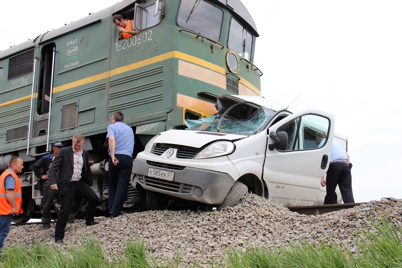 На Кубани маневровый локомотив протаранил выскочивший на переезд легковой автомобиль