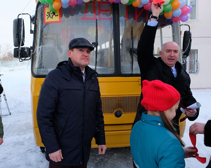 «Черномортранснефть» передало новый автобус школе поселка Гайдук МО Новороссийска