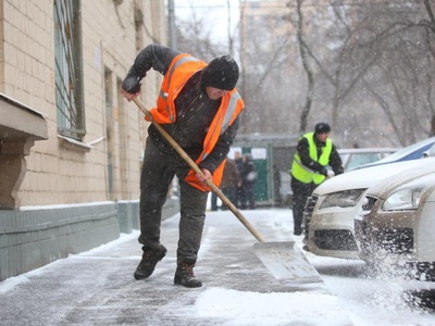 В Краснодаре ведётся уборка снега и посыпка улиц и тротуаров