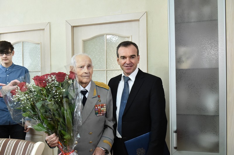 Губернатор поздравил Героя Советского Союза Николая Жугана со 100-летним юбилеем и праздником защитника Отечества
