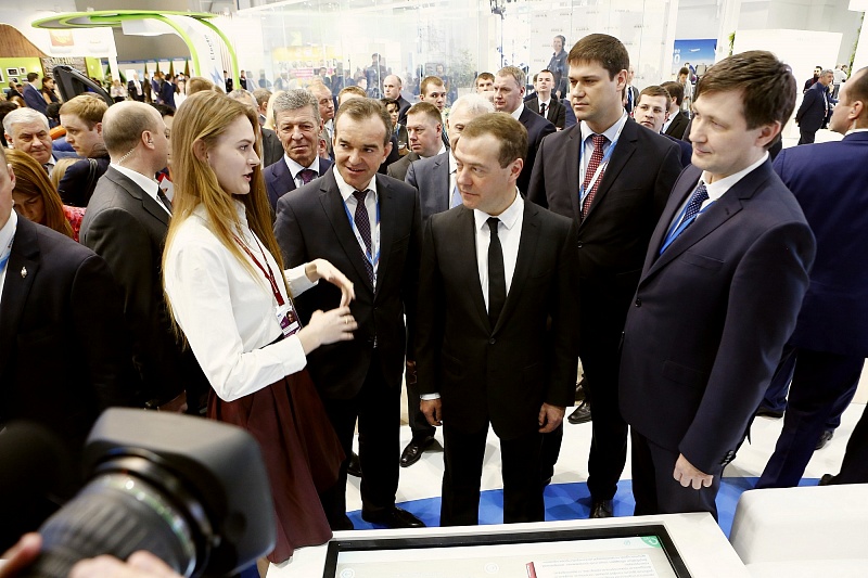 Медведев оценил проекты Краснодарского края, представленные на Российском инвестиционном форуме в Сочи