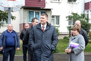 Вице-губернатор Алексеенко проинспектировал в Сочи ряд многоквартирных домов, отремонтированных в рамках программы капремонта