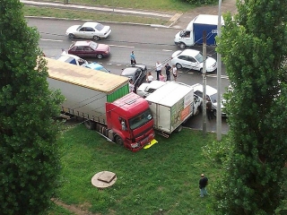 Семь легковушек пострадали в Краснодаре от грузовика с полуприцепом