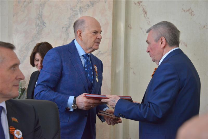 На сессии в ЗСК Краснодарского края поздравили с юбилеем В. Порханова
