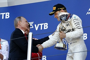 Владимир Путин наградил победителя Гран-при России «Формулы-1» финна Валттери Боттаса
