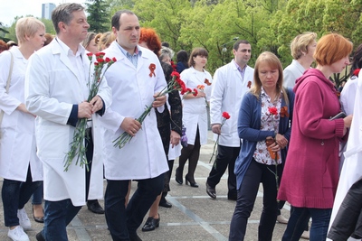 В Сочи медики возложили цветы к мемориалу «Подвиг во имя жизни»