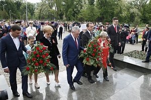 Вениамин Кондратьев возложил цветы к монументам героям войны