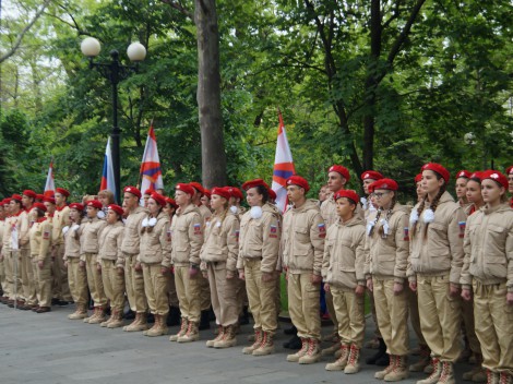 На площади Героев Новороссийска 105 ребят приняты в ряды Юнармии