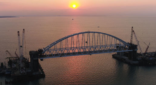 Железнодорожная арка Крымского моста установлена и закреплена на высоте 35 м от воды