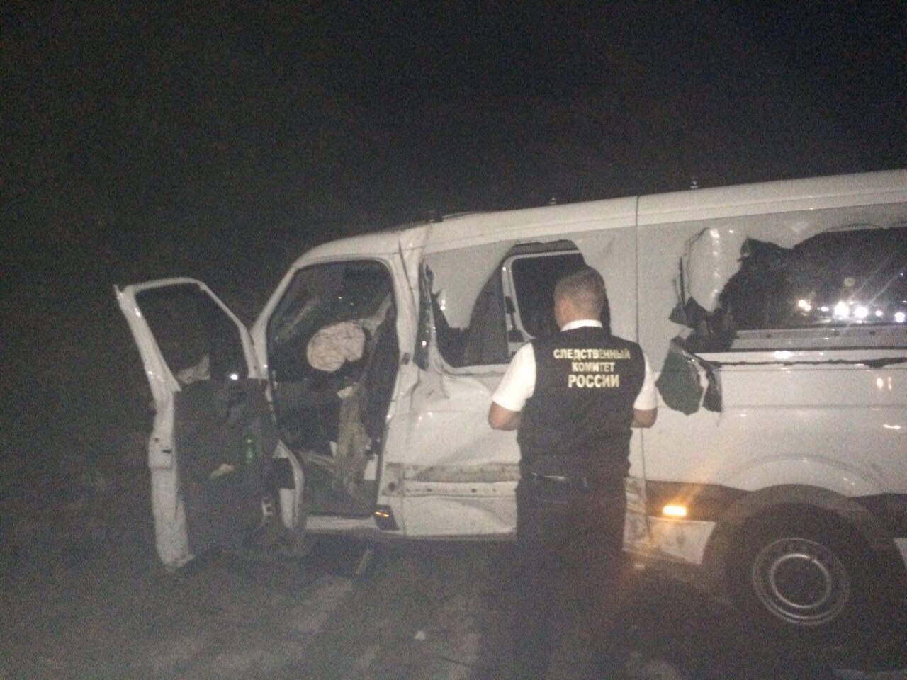 В результате столкновения грузовика и легкового автомобиля на Кубани погибли пять человек