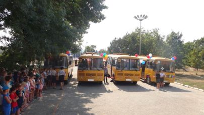 Нефтяники подарили детям Новороссийска современные школьные автобусы