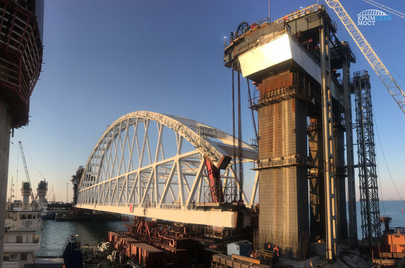 На строительстве Крымского моста в Керченском проливе начинается подъем арки на опоры