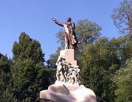 В Вишняковском сквере Краснодара отреставрировали памятник Ленину