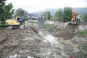 В Мостовском районе началась прокладка канала для отвода воды/ФОТО/
