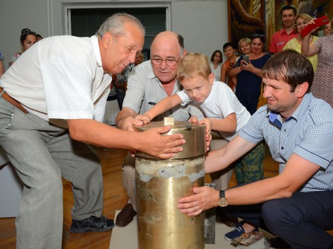 Капсулу с посланием потомкам открыли сегодня в городе-герое Новороссийске