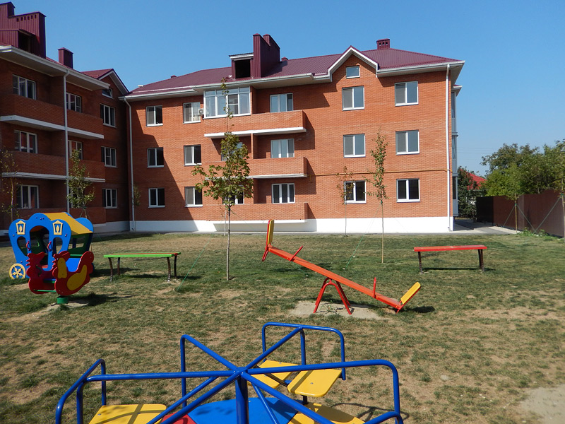 В поселке Черноморском на Кубани сразу 22 семьи получили ключи от новых квартир