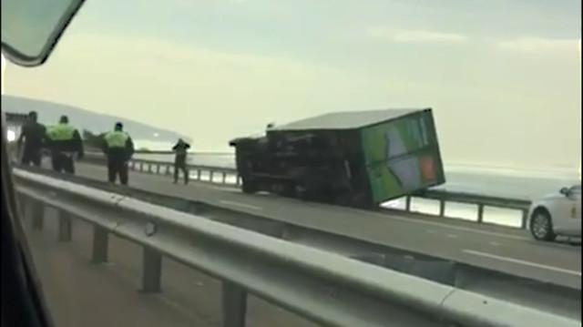 В Новороссийске сильный ветер сносил с дороги грузовики